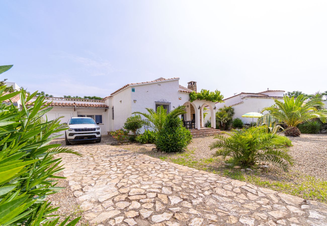 Villa en Empuriabrava - 0119-MONTSENY Casa con estudio