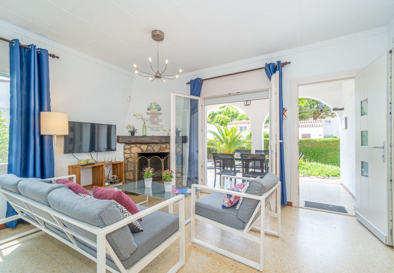 Villa en Empuriabrava - 0119-MONTSENY Casa con estudio