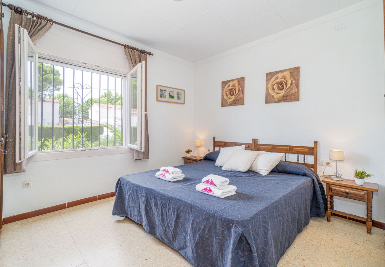 Villa en Empuriabrava - 0119-MONTSENY Casa con estudio
