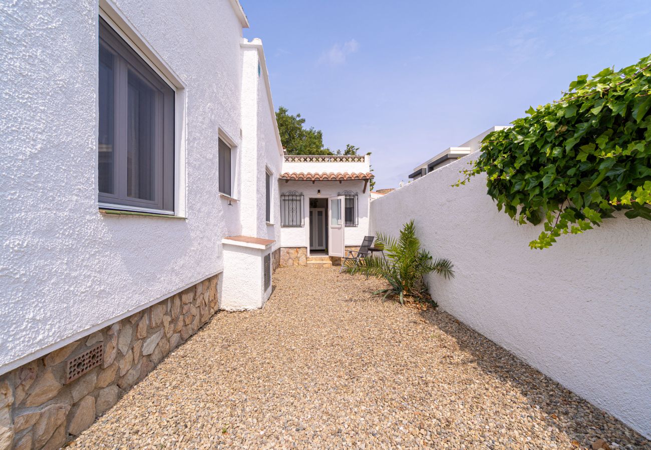 Villa en Empuriabrava - 0119-MONTSENY Casa con estudio