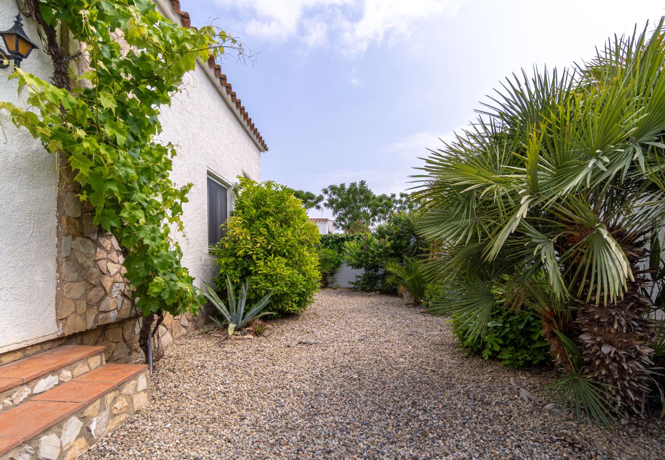 Villa en Empuriabrava - 0119-MONTSENY Casa con estudio