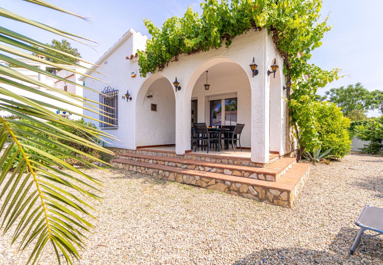 Villa en Empuriabrava - 0119-MONTSENY Casa con estudio