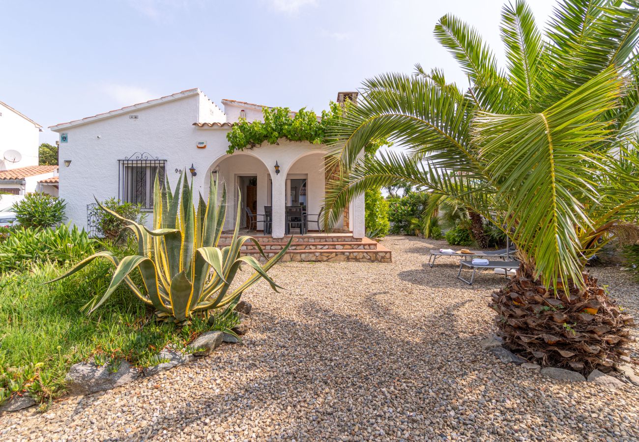 Villa en Empuriabrava - 0119-MONTSENY Casa con estudio