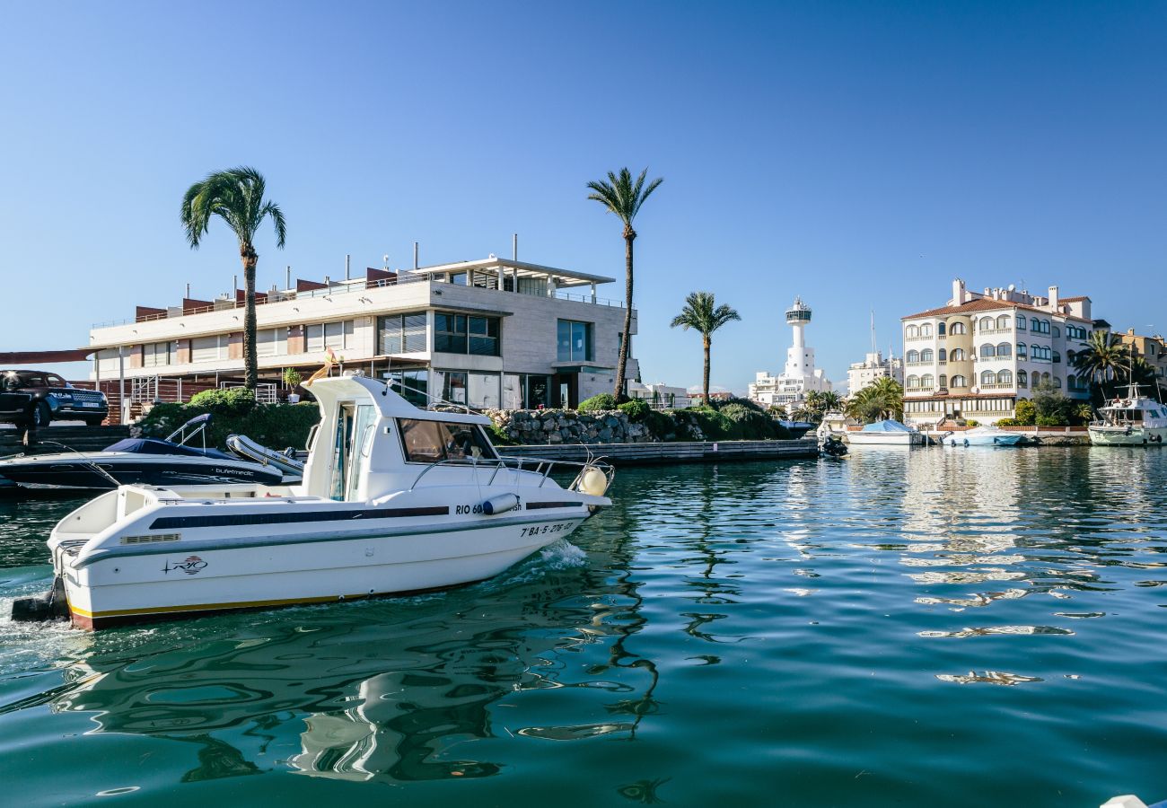 Apartamento en Empuriabrava - 0175-PORT GREC Apartamento con WIFI, vista al canal y al mar