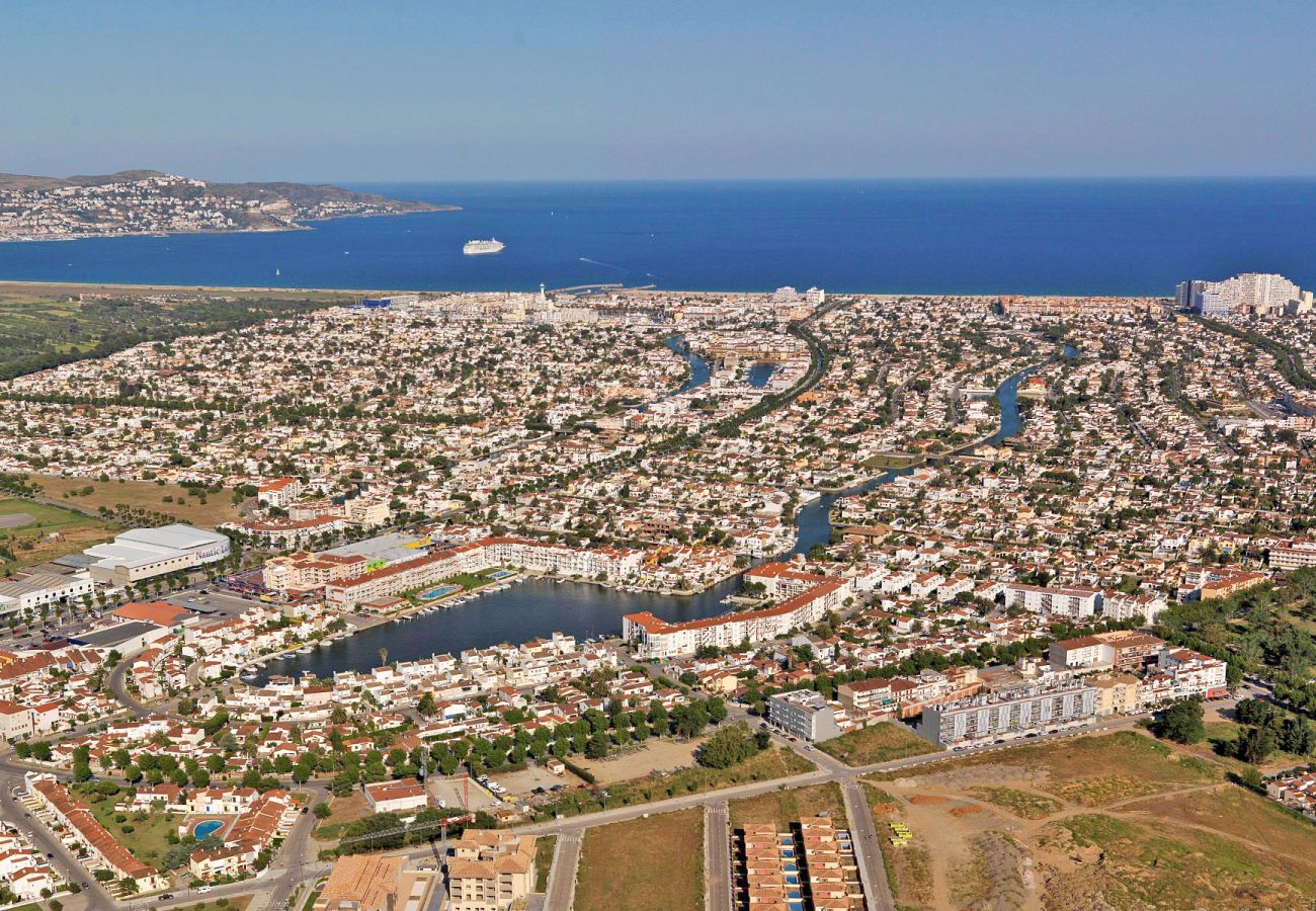 Apartamento en Empuriabrava - 0136-SANT MAURICI Apartamento con vista al canal y piscina