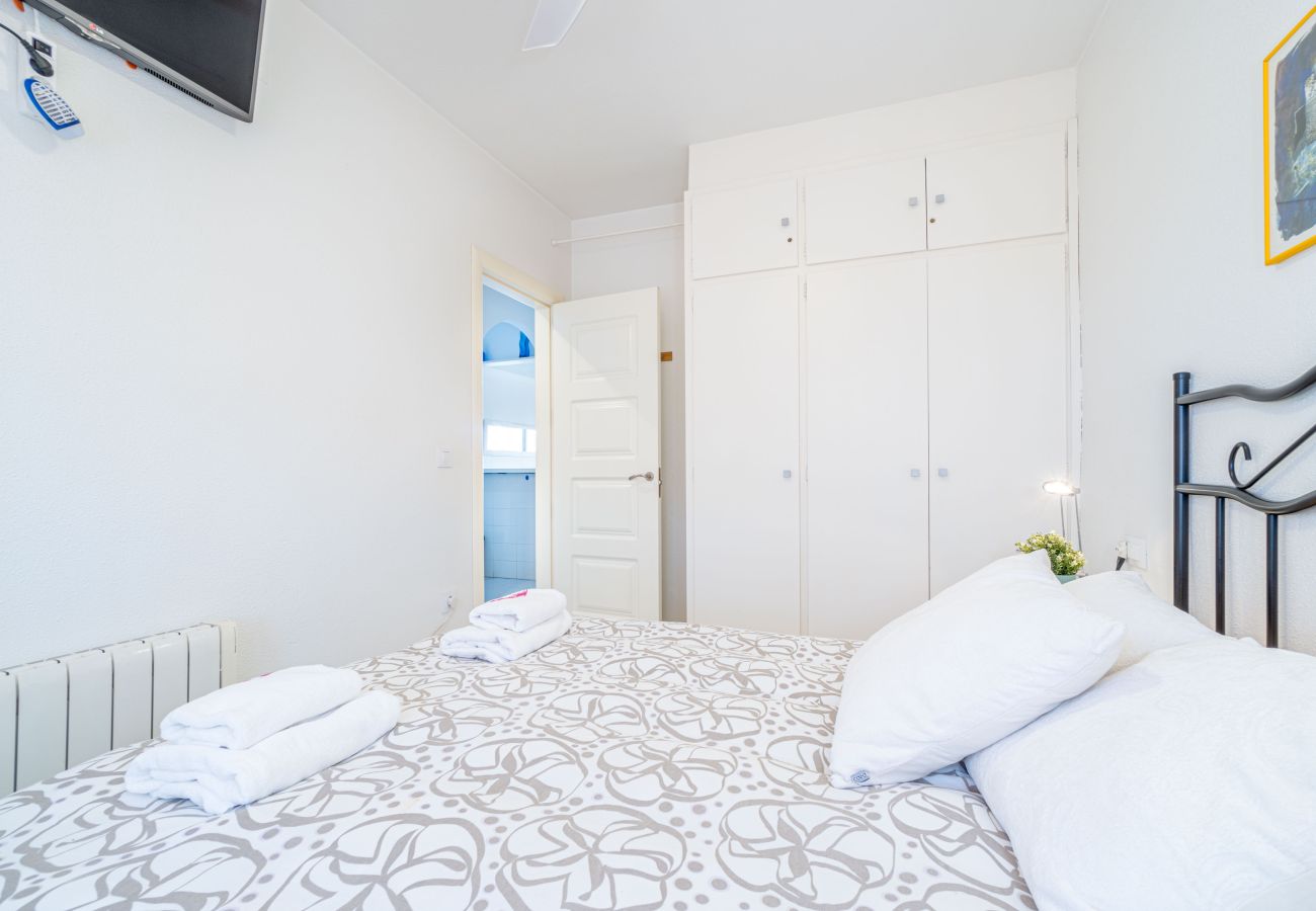 Apartamento en Empuriabrava - 0136-SANT MAURICI Apartamento con vista al canal y piscina