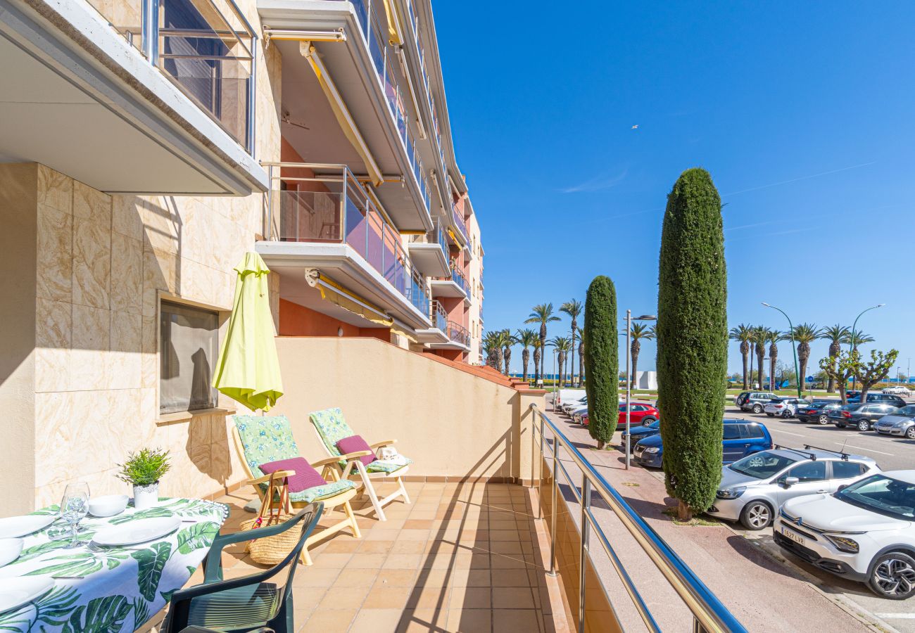 Apartamento en Empuriabrava - 0088-MIRABLAU  Apartamento con vistas laterales a la playa