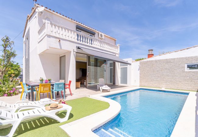 Vil.la en Empuriabrava - 0125-MONTGRI Casa amb piscina privada  i wifi