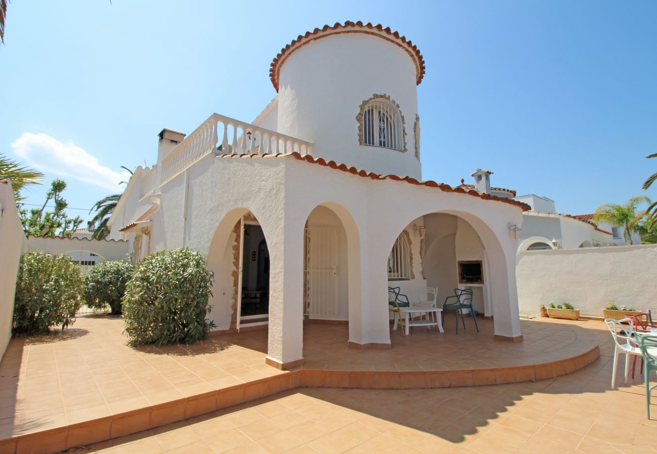 Vil.la en Empuriabrava - 0108-LLOBREGAT Casa al canal amb piscina i amarratge