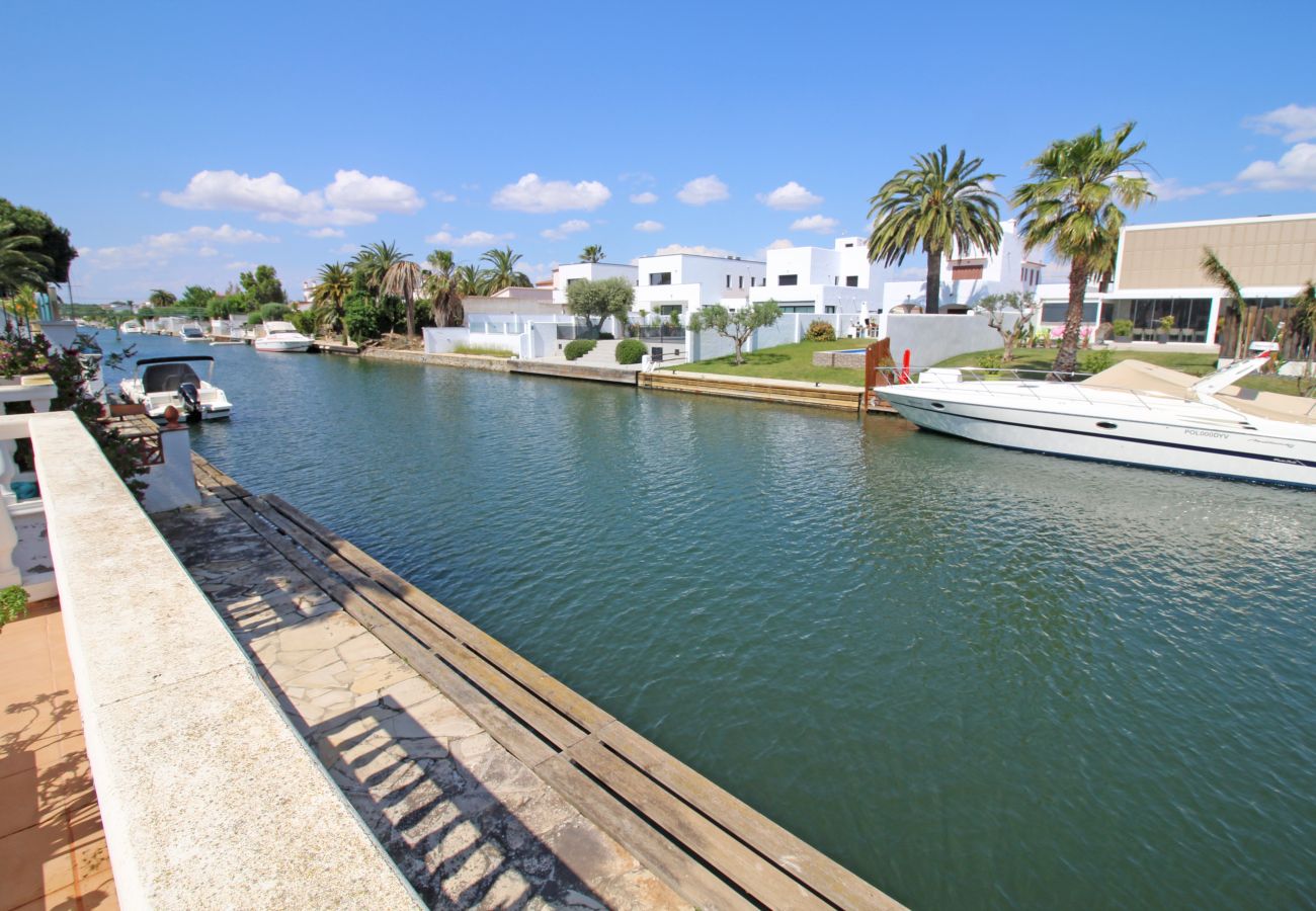 Vil.la en Empuriabrava - 0108-LLOBREGAT Casa al canal amb piscina i amarratge