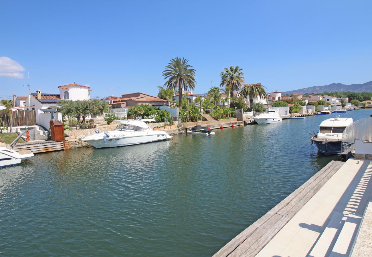 Vil.la en Empuriabrava - 0108-LLOBREGAT Casa al canal amb piscina i amarratge