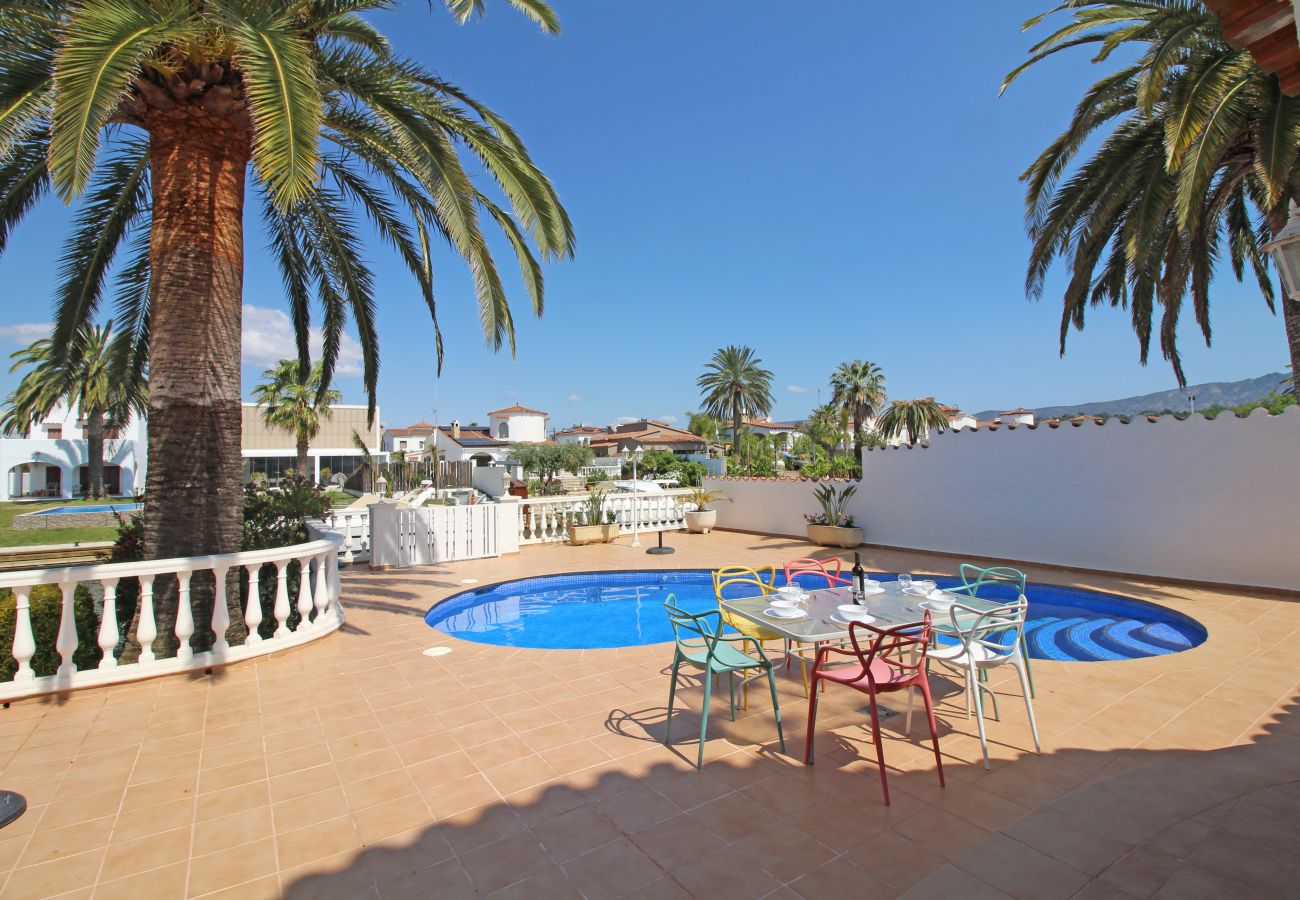Vil.la en Empuriabrava - 0108-LLOBREGAT Casa al canal amb piscina i amarratge