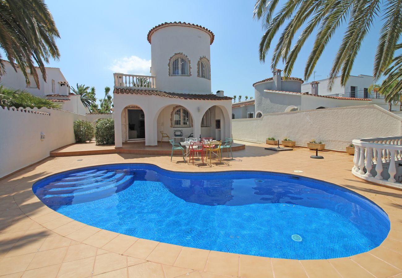 Vil.la en Empuriabrava - 0108-LLOBREGAT Casa al canal amb piscina i amarratge