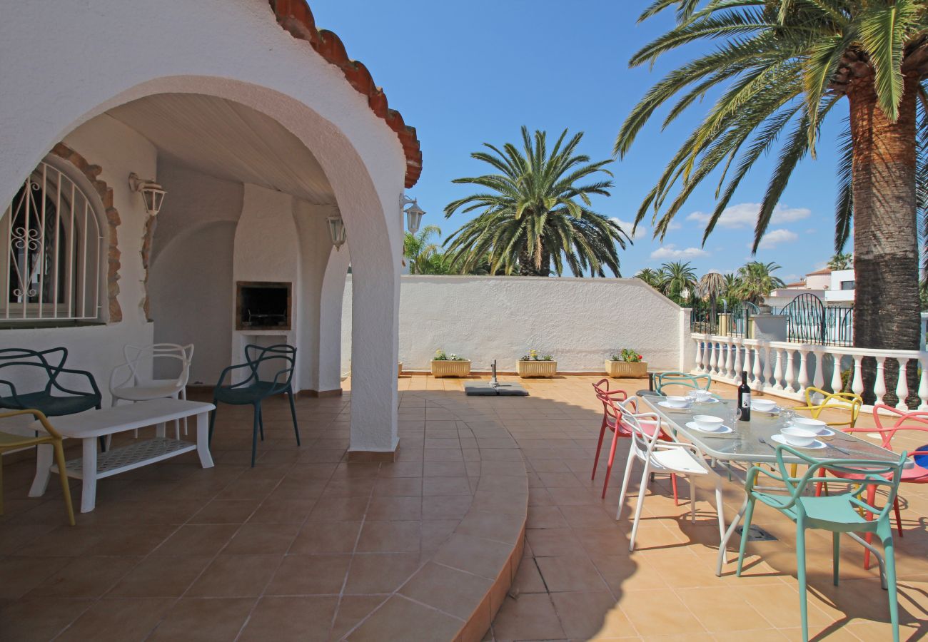 Vil.la en Empuriabrava - 0108-LLOBREGAT Casa al canal amb piscina i amarratge