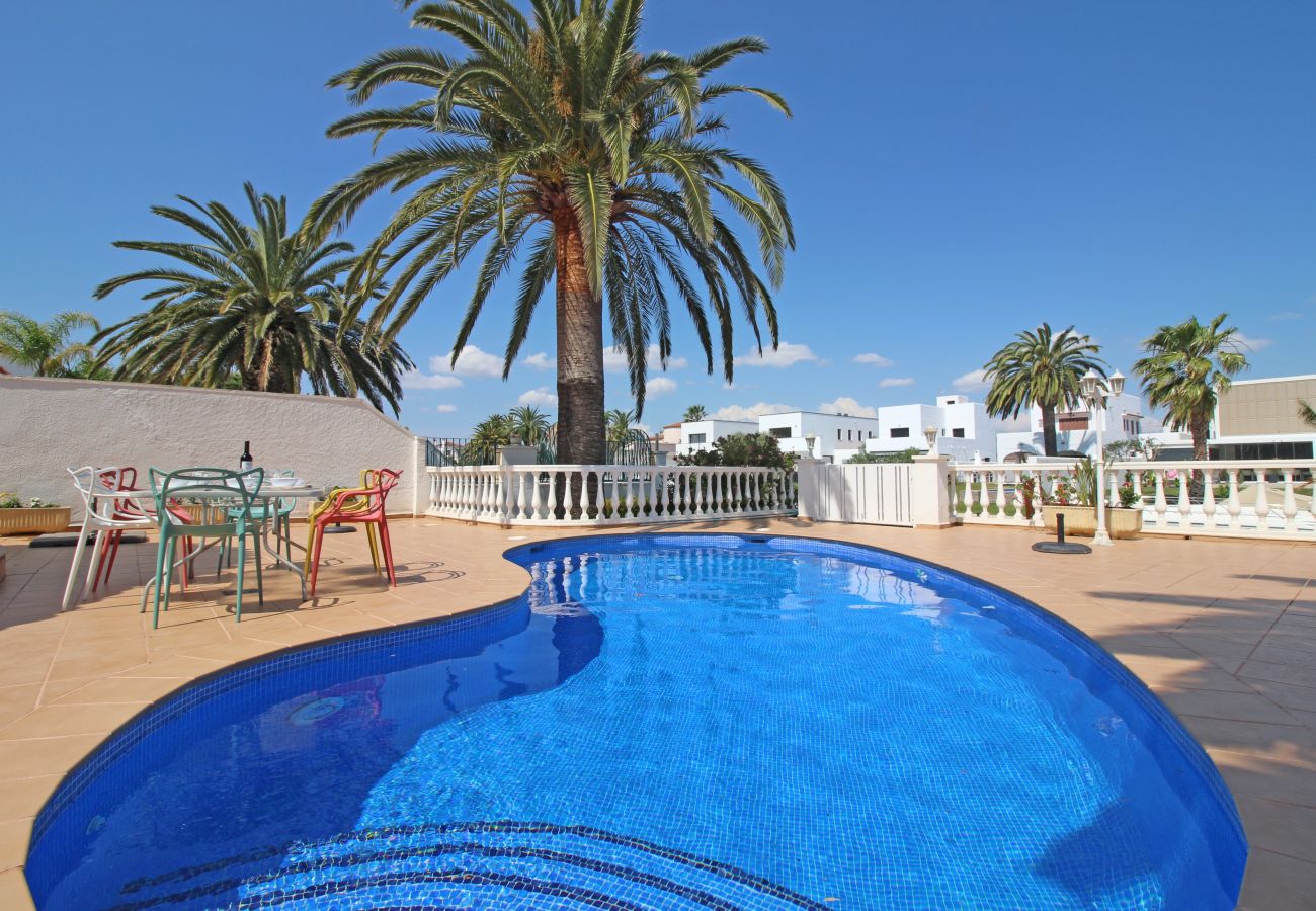 Vil.la en Empuriabrava - 0108-LLOBREGAT Casa al canal amb piscina i amarratge