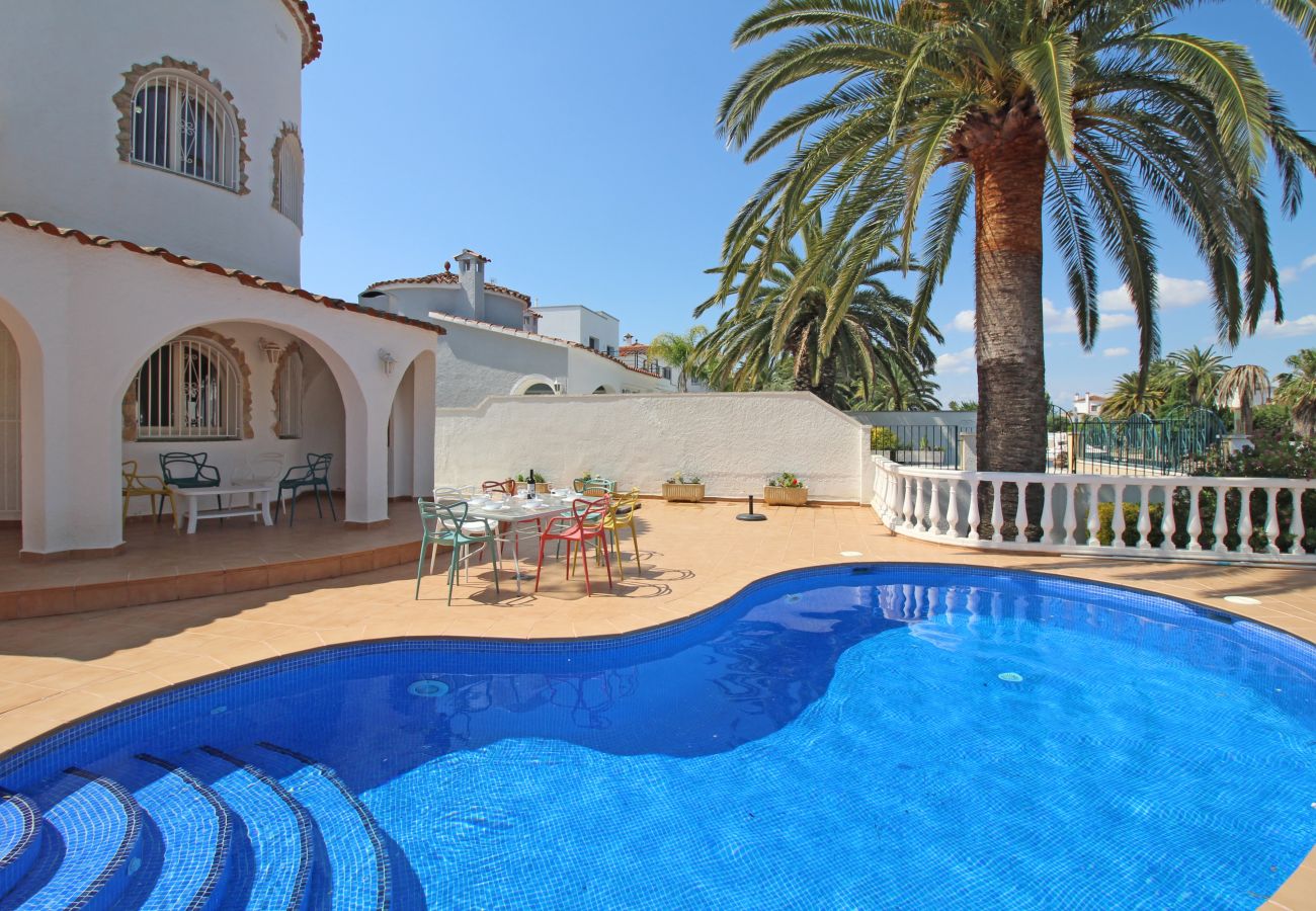 Vil.la en Empuriabrava - 0108-LLOBREGAT Casa al canal amb piscina i amarratge