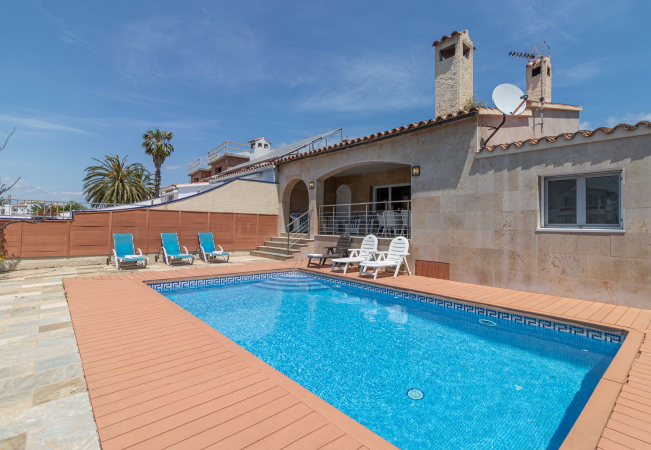 Vil.la en Empuriabrava - 0141-PANI Casa al canal amb piscina i amarratge