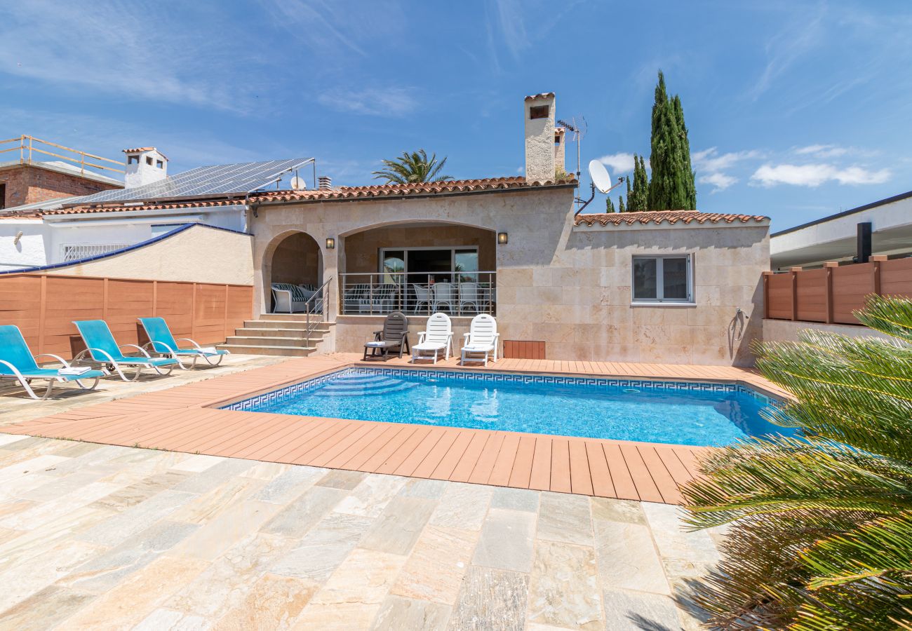 Vil.la en Empuriabrava - 0141-PANI Casa al canal amb piscina i amarratge