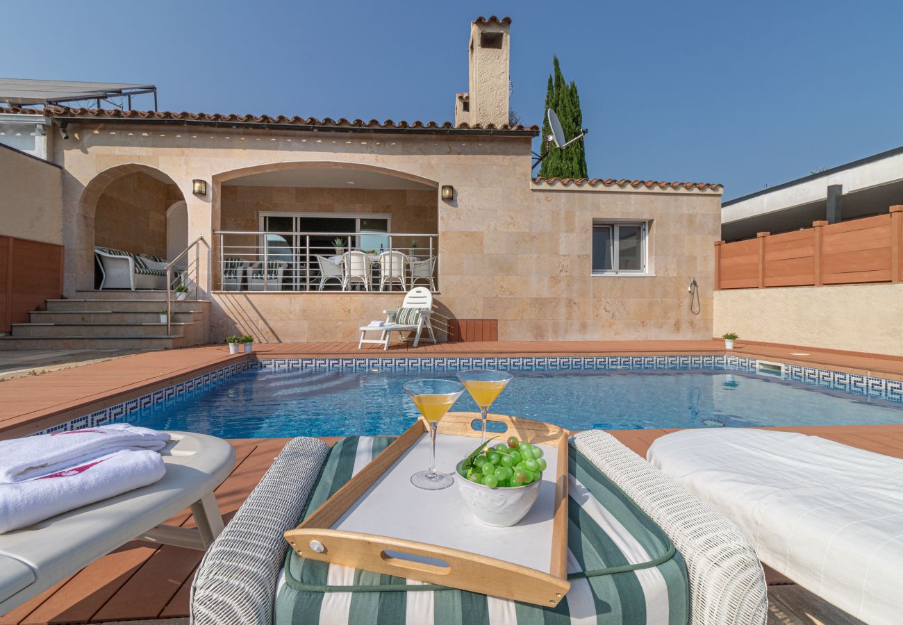 Vil.la en Empuriabrava - 0141-PANI Casa al canal amb piscina i amarratge