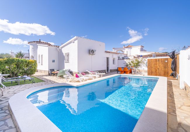 Vil.la en Empuriabrava - 0009-ALBERES Casa amb piscina