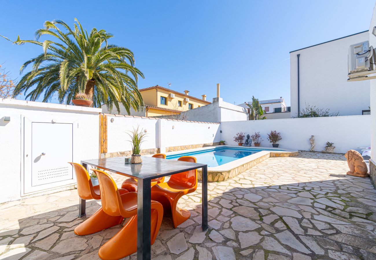 Vil.la en Empuriabrava - 0009-ALBERES Casa amb piscina