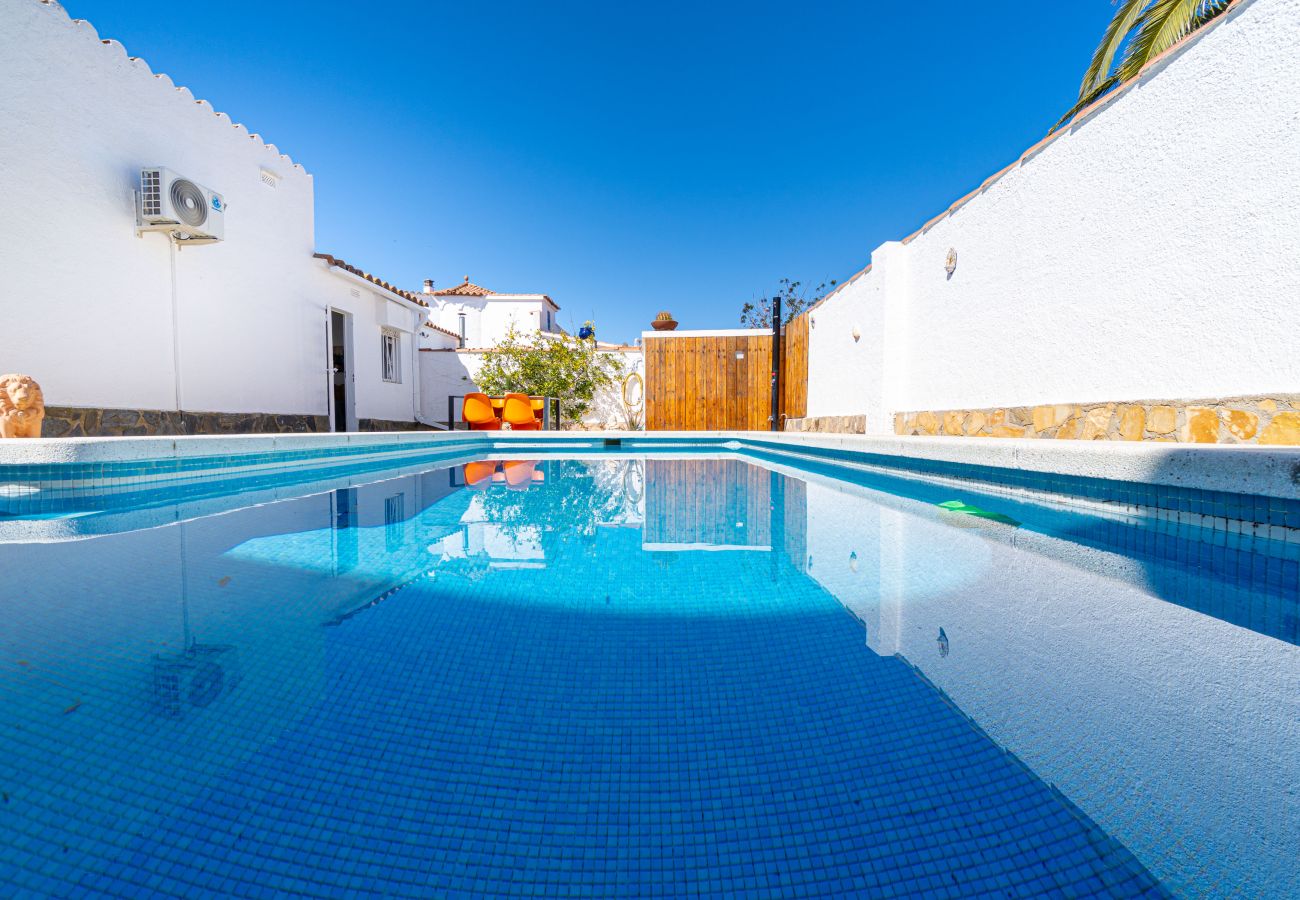 Vil.la en Empuriabrava - 0009-ALBERES Casa amb piscina