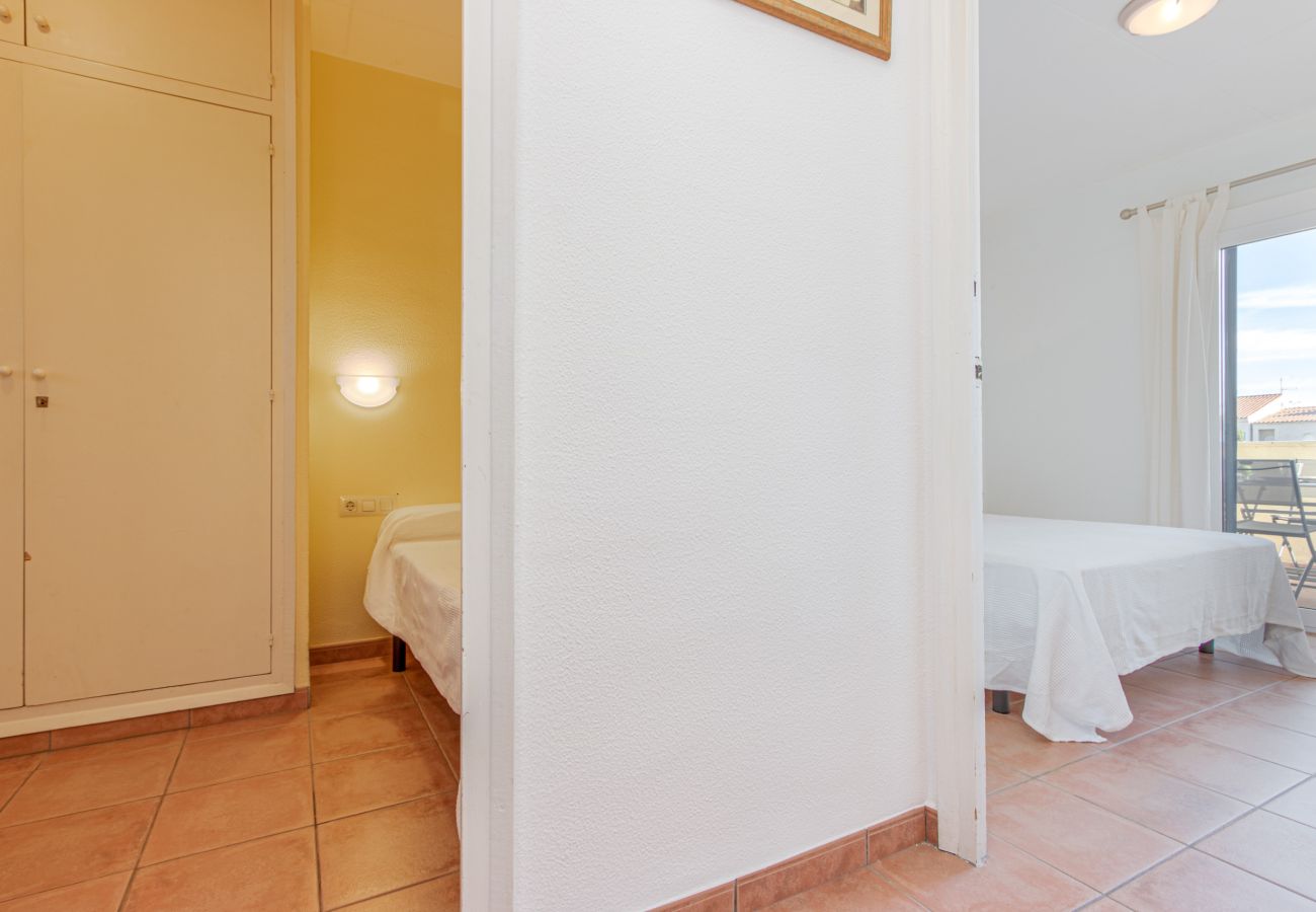 Apartament en Empuriabrava - 0147-PORT SOTAVENT Apartament amb vistes al canal i piscina