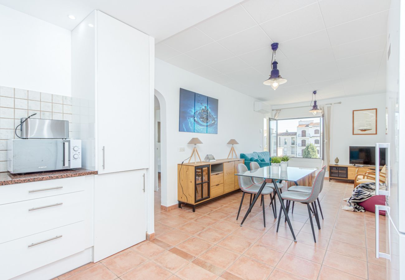 Apartament en Empuriabrava - 0147-PORT SOTAVENT Apartament amb vistes al canal i piscina