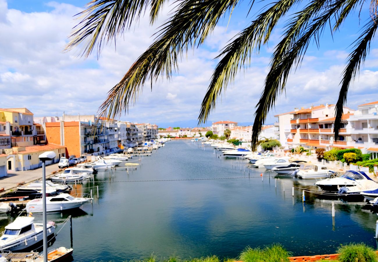 Apartament en Empuriabrava - 0147-PORT SOTAVENT Apartament amb vistes al canal i piscina