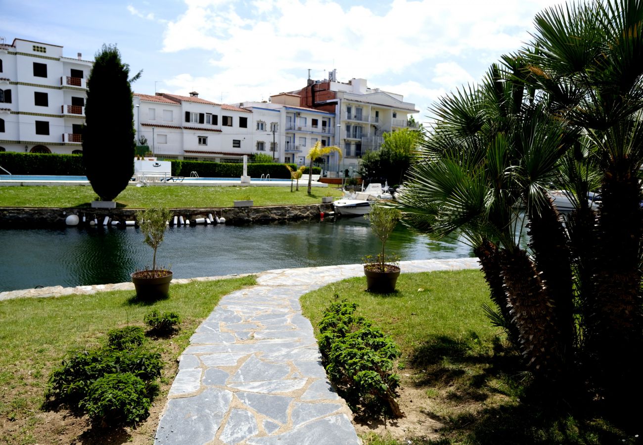 Apartament en Empuriabrava - 0147-PORT SOTAVENT Apartament amb vistes al canal i piscina