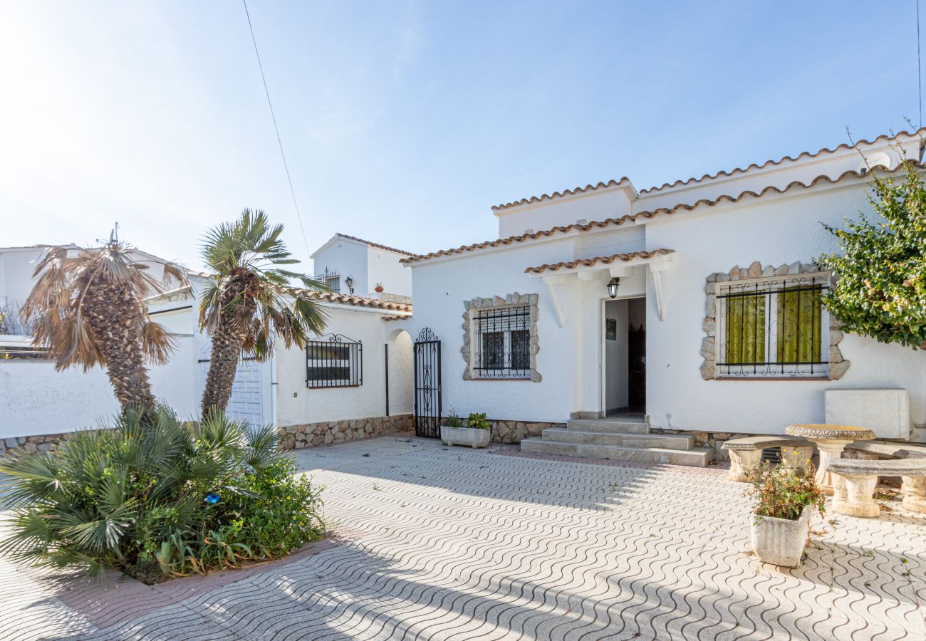 Villa in Empuriabrava - 0038-CREUS Haus am Kanal mit Pool und Liegeplatz