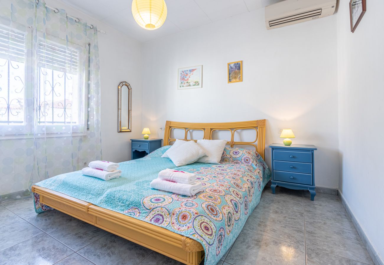 Villa in Empuriabrava - 0038-CREUS Haus am Kanal mit Pool und Liegeplatz