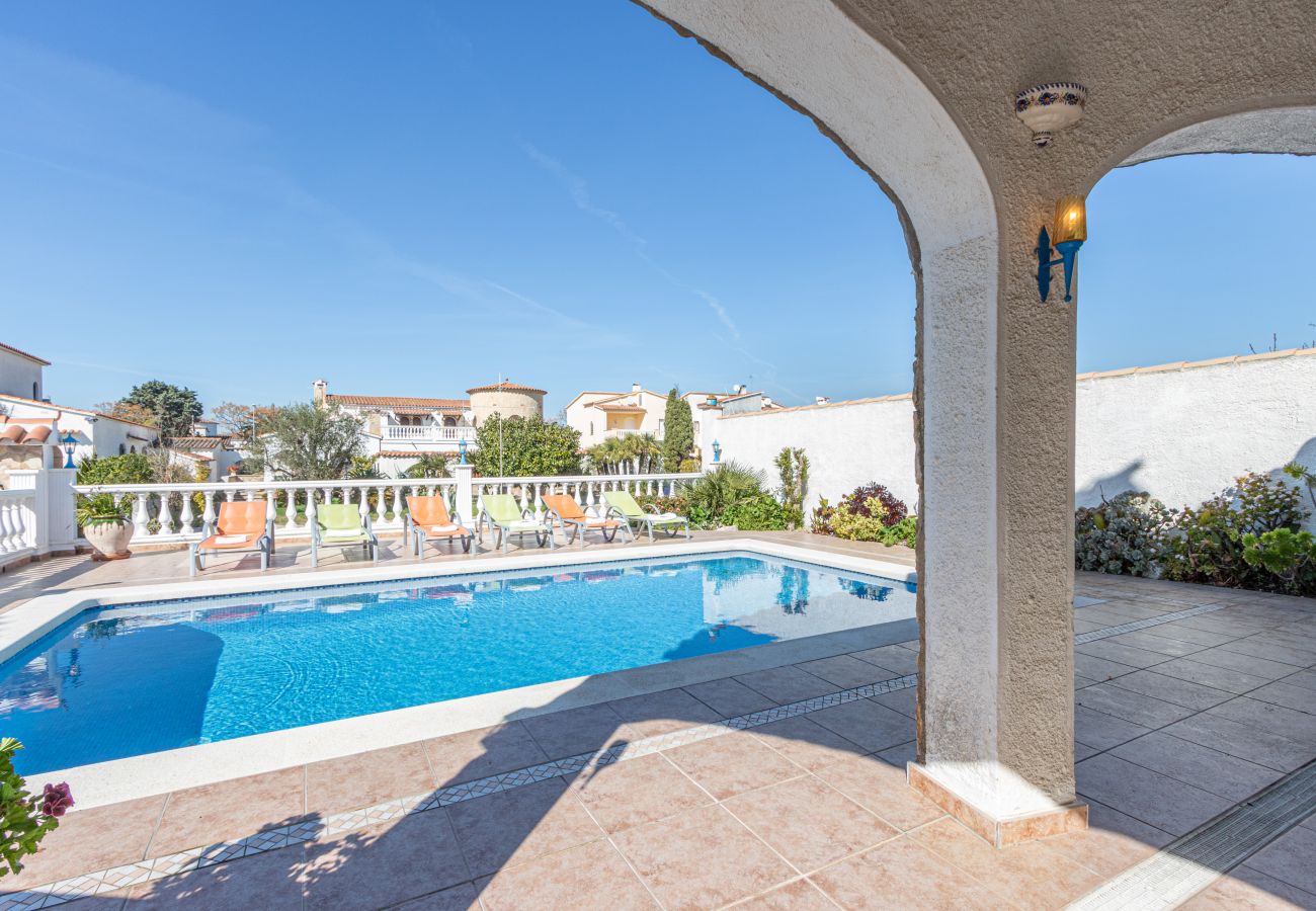 Villa in Empuriabrava - 0038-CREUS Haus am Kanal mit Pool und Liegeplatz