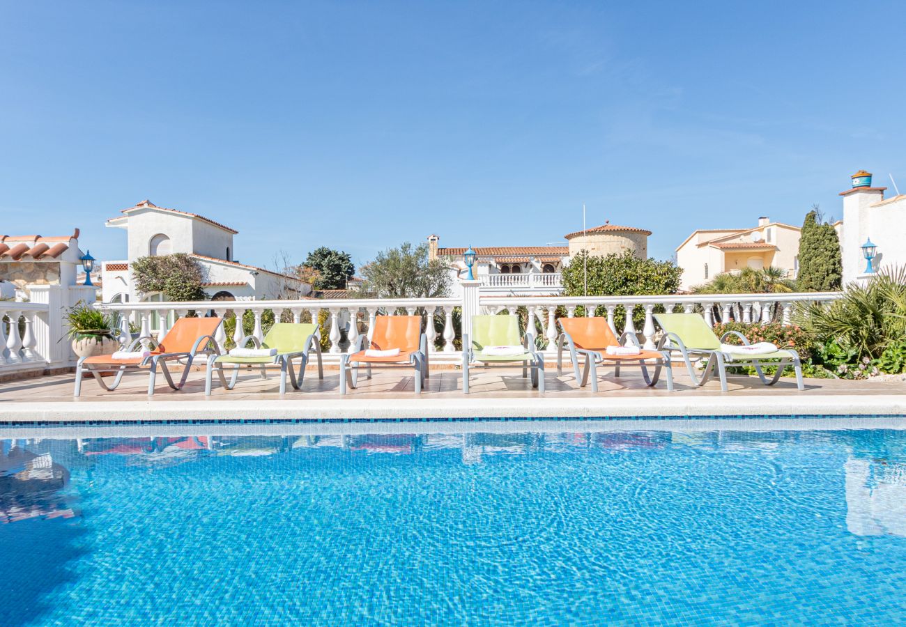 Villa in Empuriabrava - 0038-CREUS Haus am Kanal mit Pool und Liegeplatz