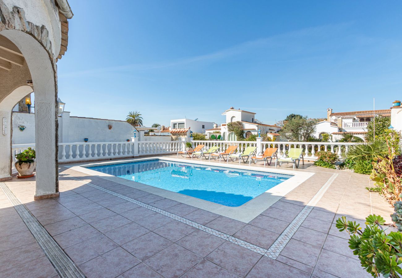 Villa in Empuriabrava - 0038-CREUS Haus am Kanal mit Pool und Liegeplatz
