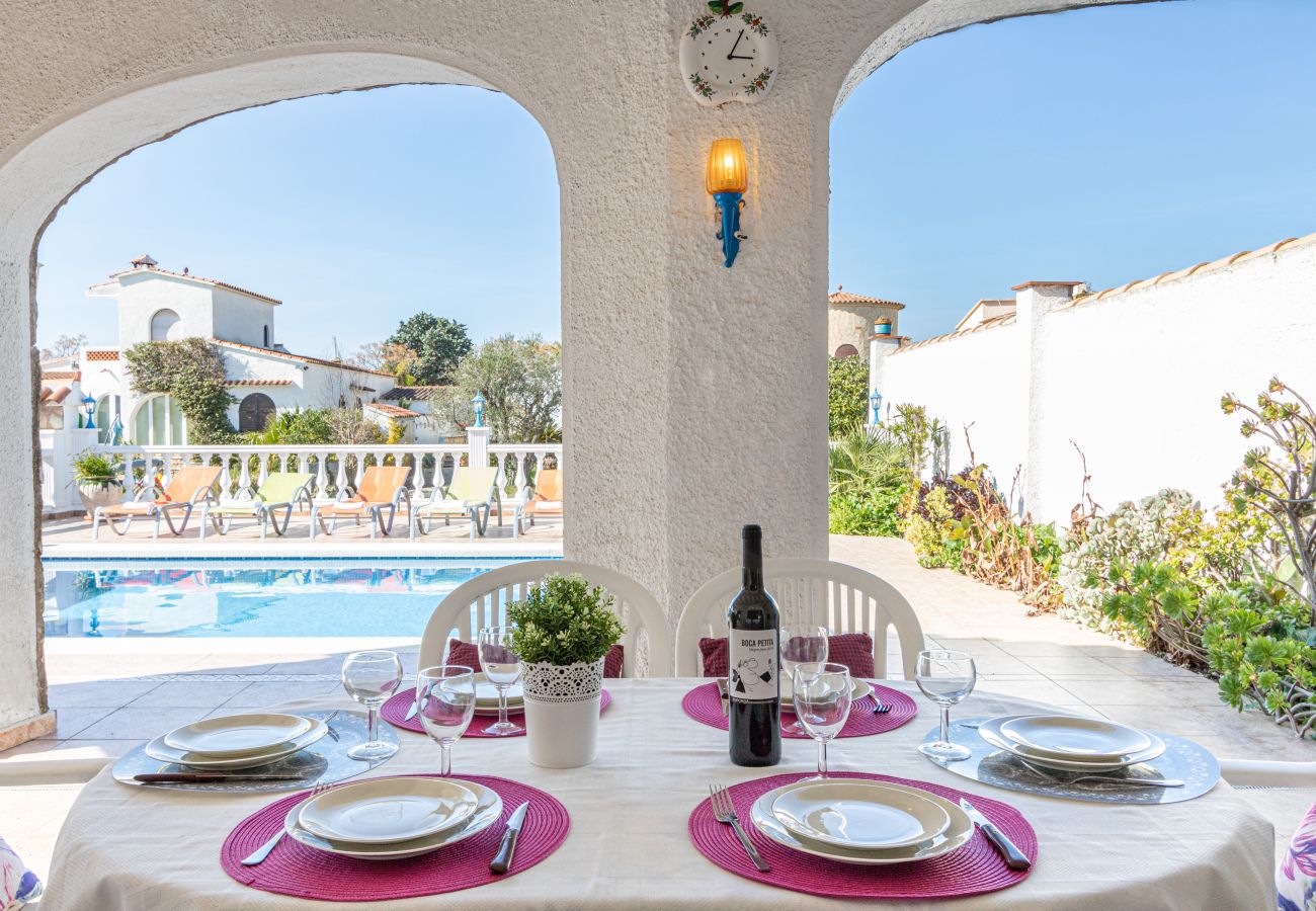 Villa in Empuriabrava - 0038-CREUS Haus am Kanal mit Pool und Liegeplatz