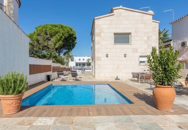 Villa in Empuriabrava - 0031-TER Haus am Kanal mit Pool, Liegeplatz und Studio