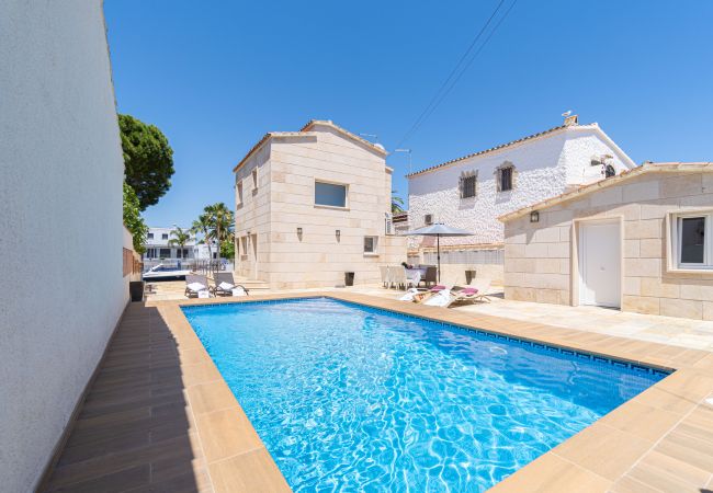 Villa in Empuriabrava - 0031-TER Haus am Kanal mit Pool, Liegeplatz und Studio