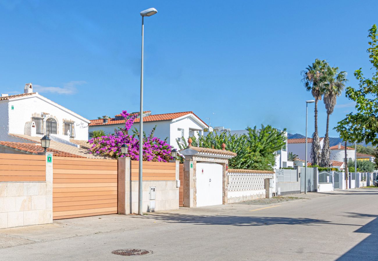 Villa in Empuriabrava - 0031-TER Haus am Kanal mit Pool, Liegeplatz und Studio