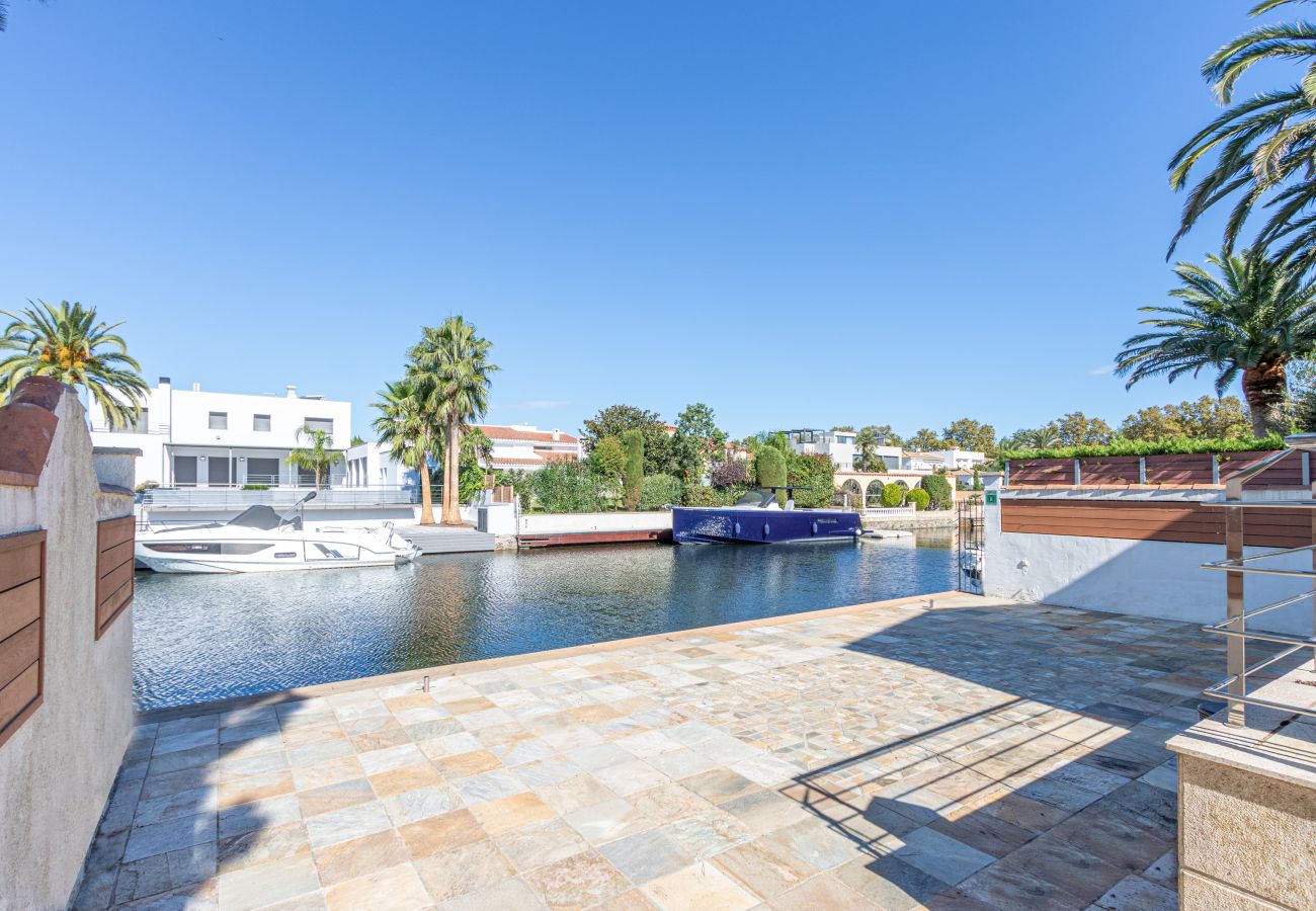 Villa in Empuriabrava - 0031-TER Haus am Kanal mit Pool, Liegeplatz und Studio