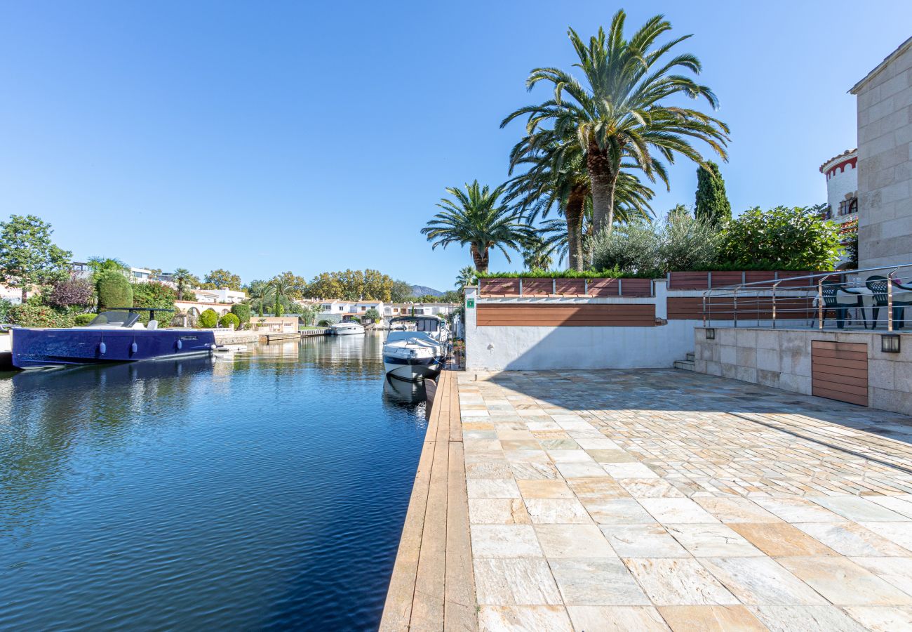 Villa in Empuriabrava - 0031-TER Haus am Kanal mit Pool, Liegeplatz und Studio