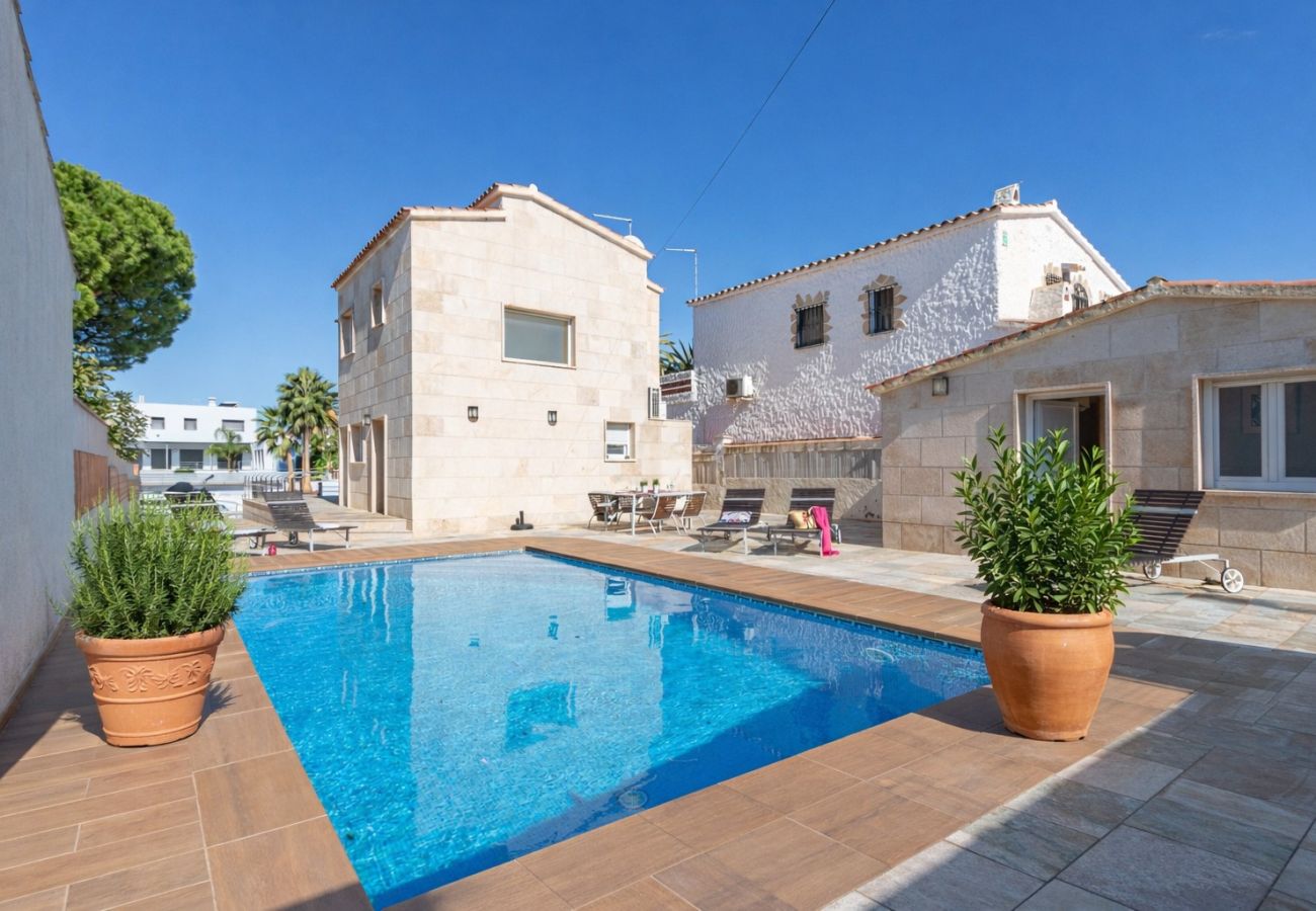 Villa in Empuriabrava - 0031-TER Haus am Kanal mit Pool, Liegeplatz und Studio