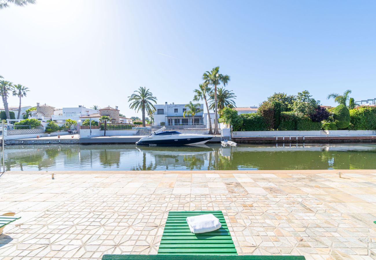 Villa in Empuriabrava - 0031-TER Haus am Kanal mit Pool, Liegeplatz und Studio