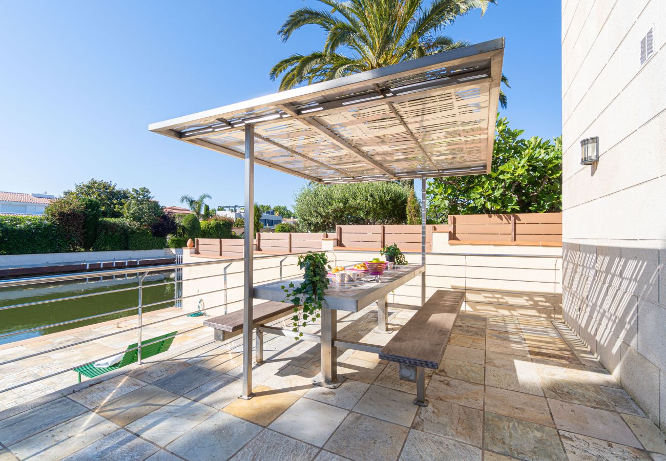 Villa in Empuriabrava - 0031-TER Haus am Kanal mit Pool, Liegeplatz und Studio