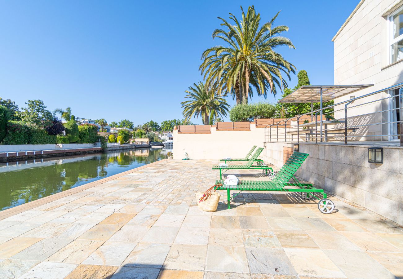 Villa in Empuriabrava - 0031-TER Haus am Kanal mit Pool, Liegeplatz und Studio
