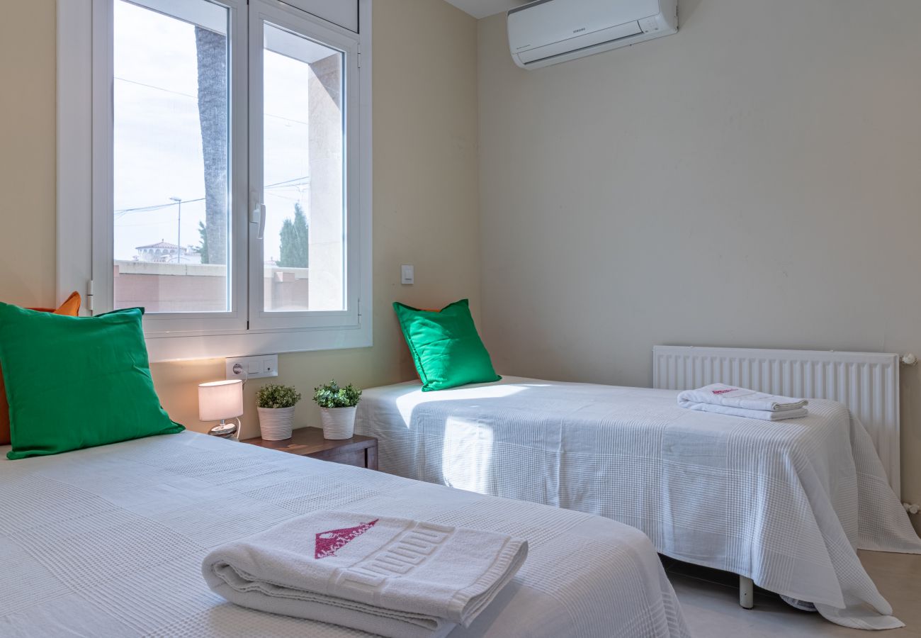 Villa in Empuriabrava - 0141-PANI Haus am Kanal mit Pool und Liegeplatz