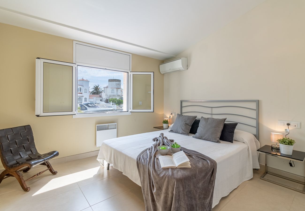 Villa in Empuriabrava - 0141-PANI Haus am Kanal mit Pool und Liegeplatz