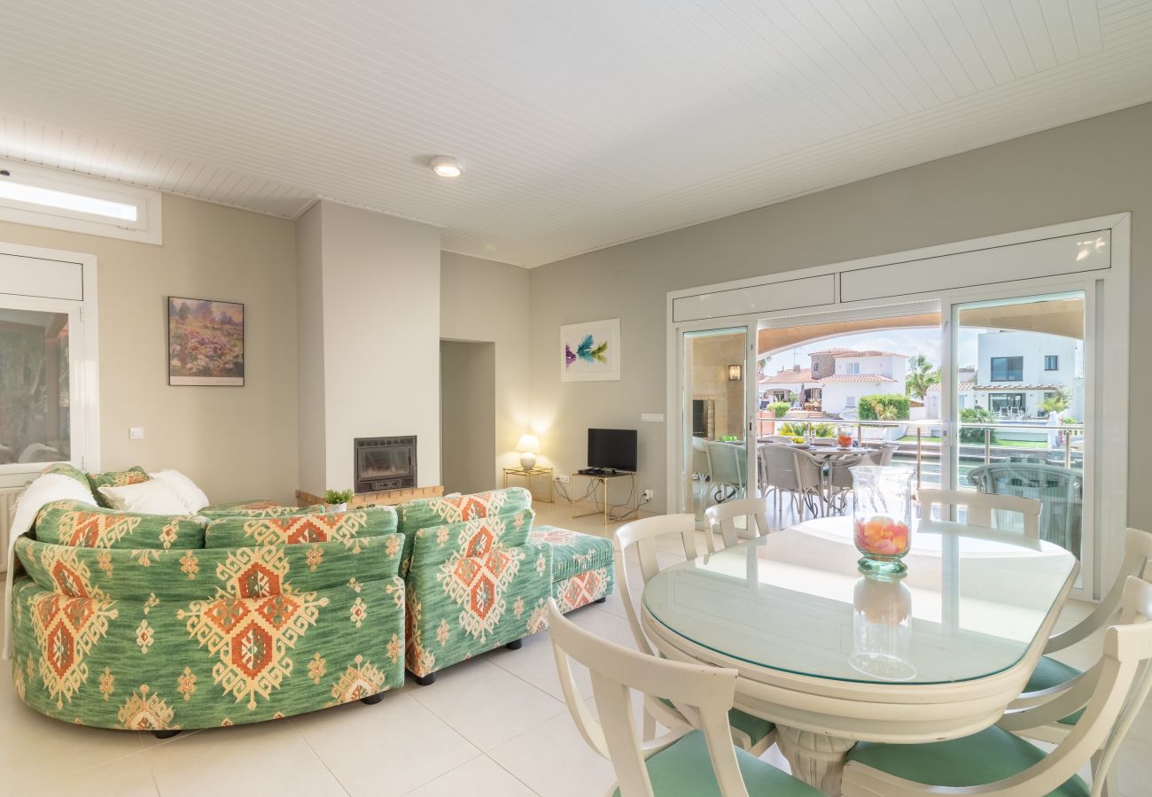 Villa in Empuriabrava - 0141-PANI Haus am Kanal mit Pool und Liegeplatz