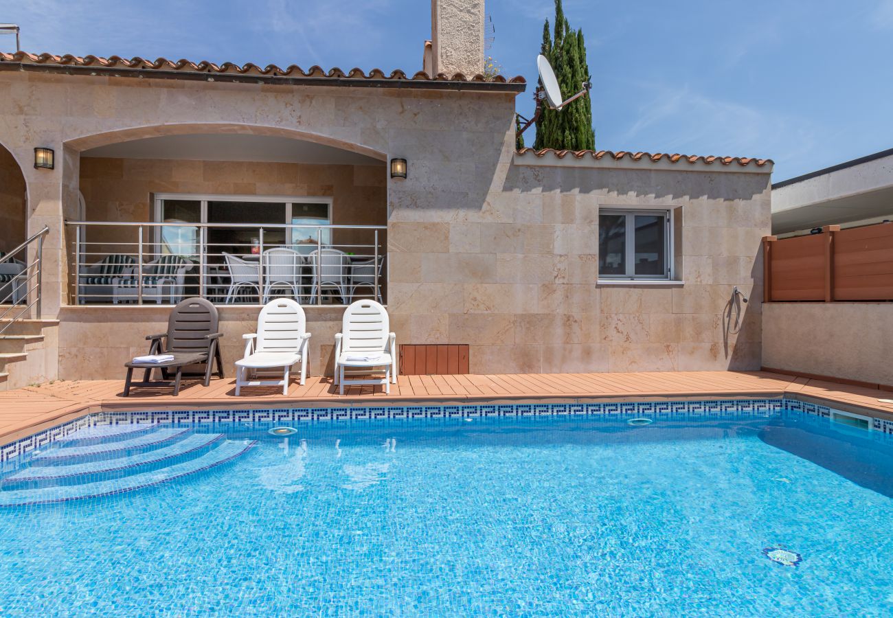 Villa in Empuriabrava - 0141-PANI Haus am Kanal mit Pool und Liegeplatz