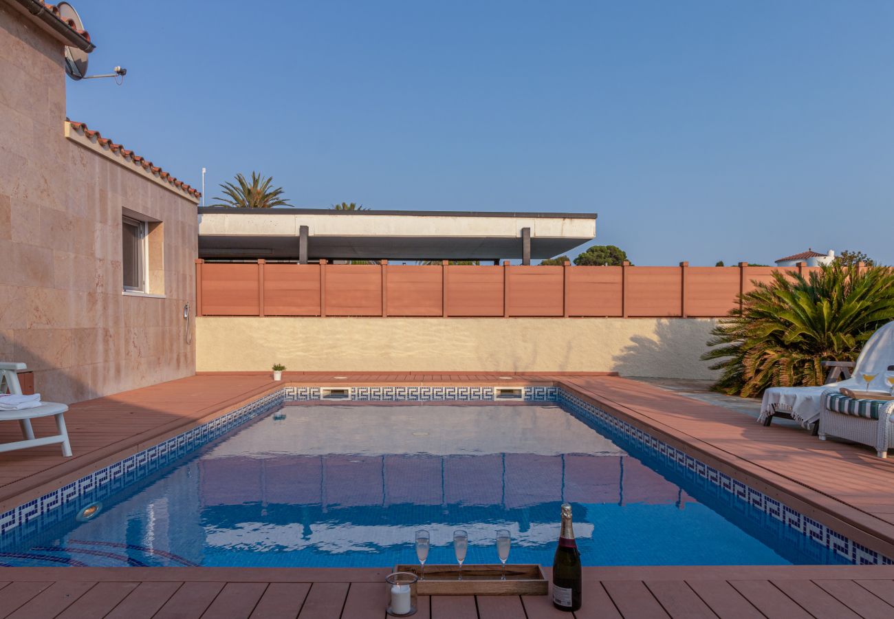 Villa in Empuriabrava - 0141-PANI Haus am Kanal mit Pool und Liegeplatz